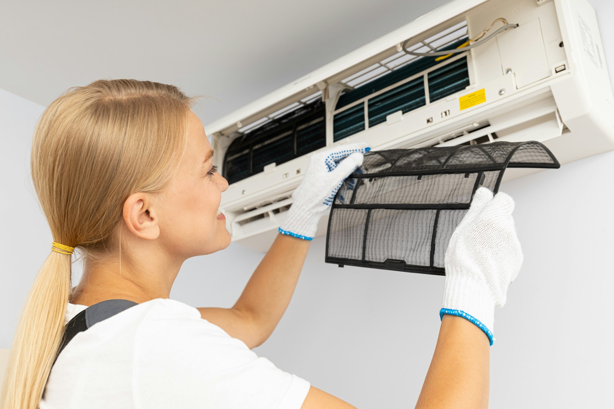 Female master and air conditioner, air conditioner repair